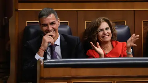 El presidente del Gobierno, Pedro Sánchez (i), y la vicepresidenta primera y ministra de Hacienda, María Jesús Montero. El presidente del Gobierno, Pedro Sánchez (i), y la vicepresidenta primera y ministra de Hacienda, María Jesús Montero.