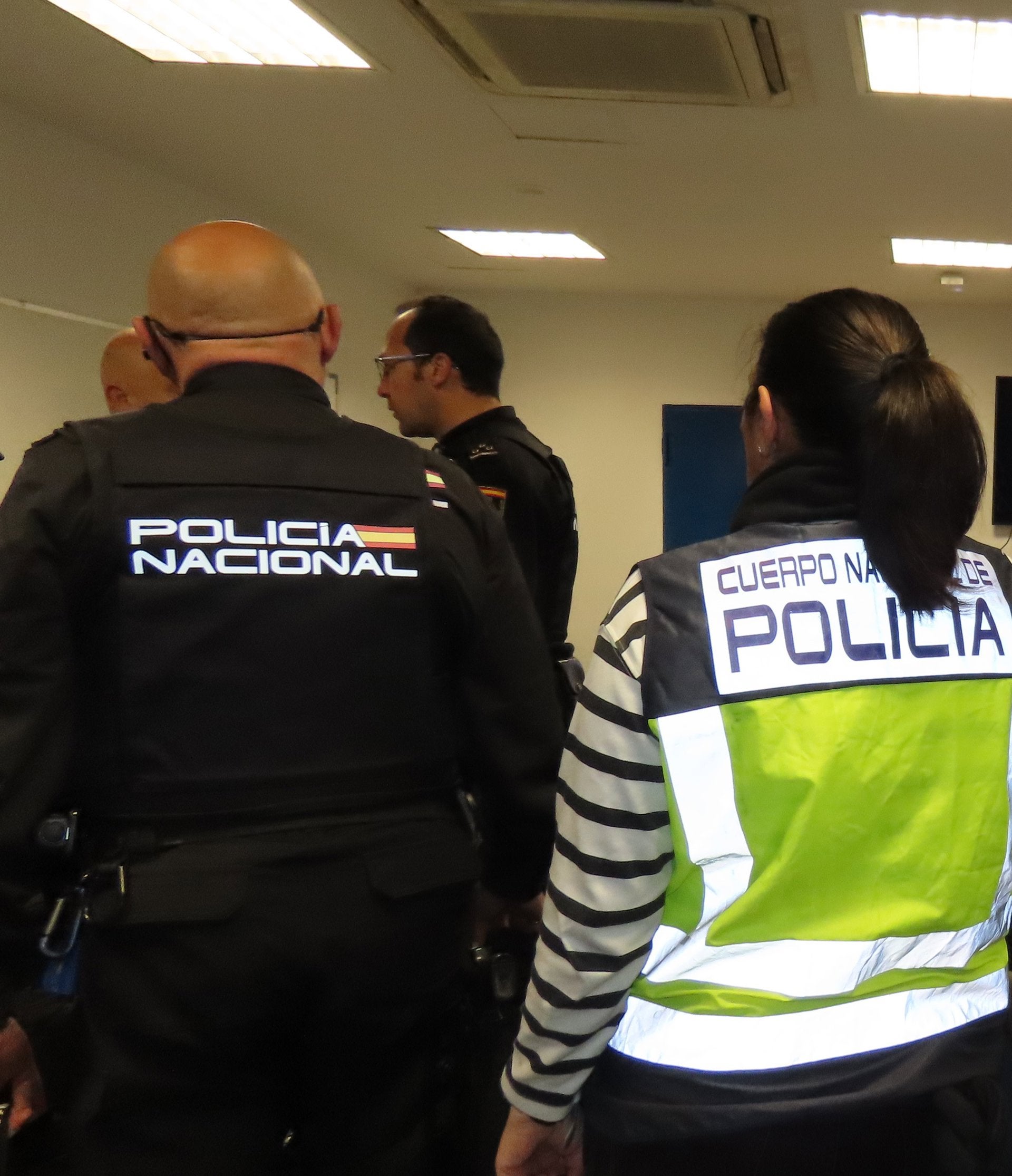 Cinco jóvenes detenidos, cuatro de ellos menores, por incendiar tres contenedores en Plasencia Cinco jóvenes detenidos, cuatro de ellos menores, por incendiar tres contenedores en Plasencia