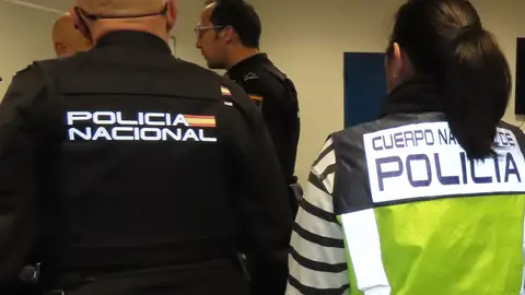 Cinco jóvenes detenidos, cuatro de ellos menores, por incendiar tres contenedores en Plasencia Cinco jóvenes detenidos, cuatro de ellos menores, por incendiar tres contenedores en Plasencia