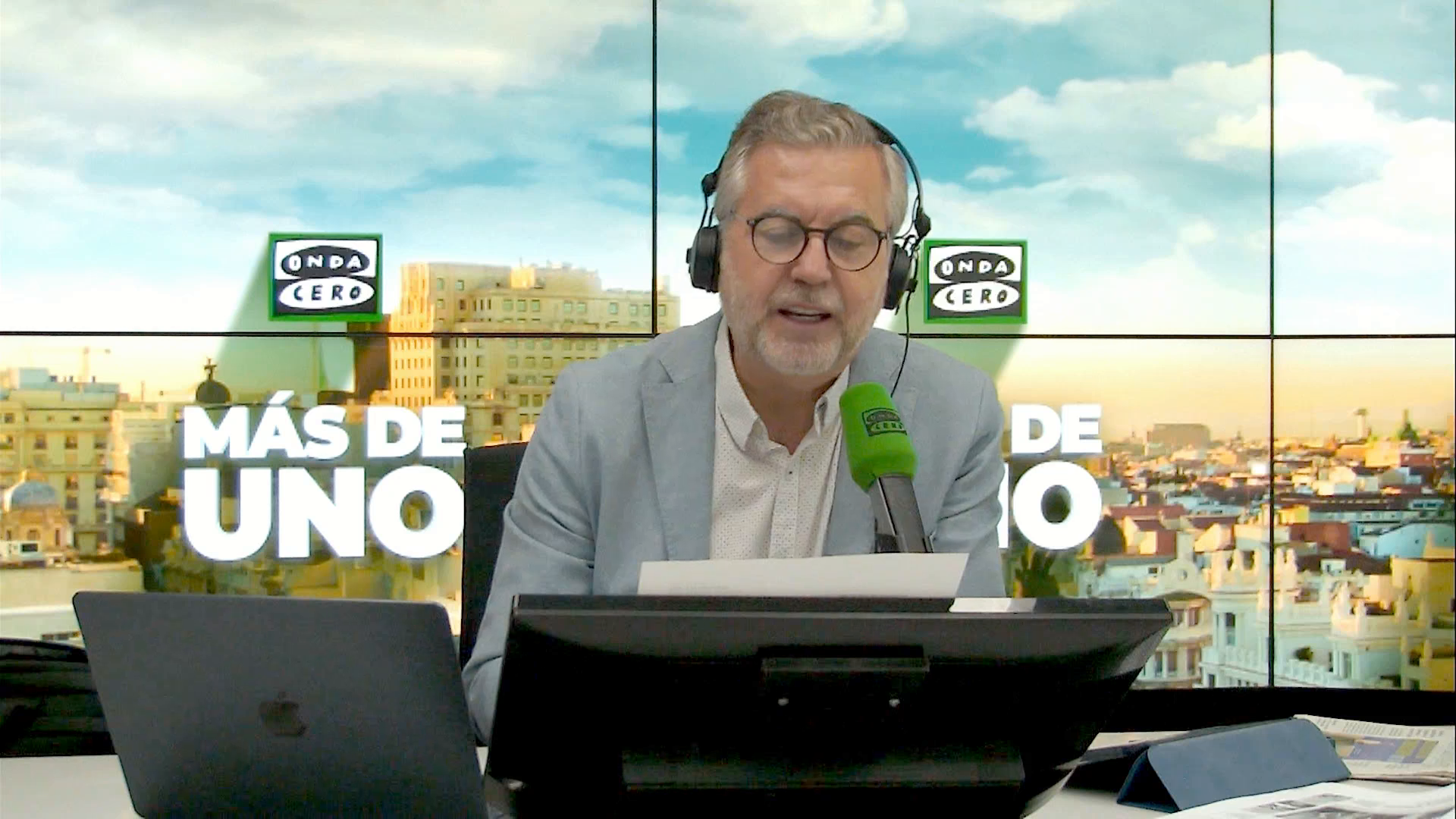 Las tres noticias de Carlos Alsina para empezar el día: "Sánchez ensalza la inmigración como motor económico de España un año después de haber defendido la expulsión de todos los irregulares" Las tres noticias de Carlos Alsina para empezar el día: "Sánchez ensalza la inmigración como motor económico de España un año después de haber defendido la expulsión de todos los irregulares"