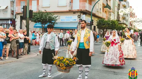 Imagen de archivo de una ofrenda de flores a la Virgen de la Asunción de Elche. E Imagen de archivo de una ofrenda de flores a la Virgen de la Asunción de Elche. E