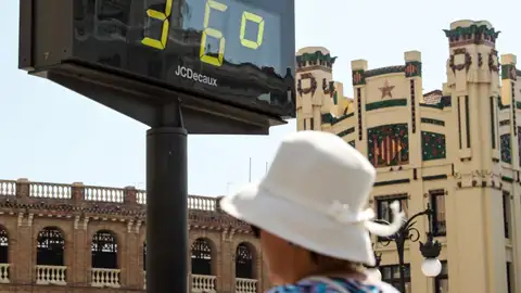 Imagen de archivo de un termómetro marcando 36 grados en pleno centro de València. Imagen de archivo de un termómetro marcando 36 grados en pleno centro de València.