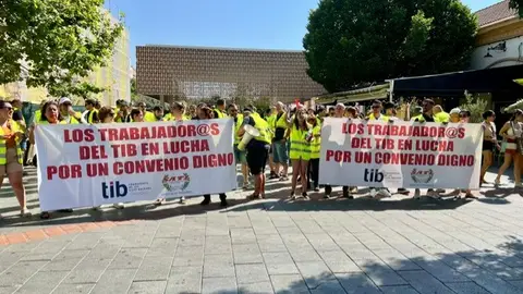 Trabajadores del TIB en una concentración en Palma. La huelga del TIB en Mallorca deja seguimiento masivo y varios autobuses dañados