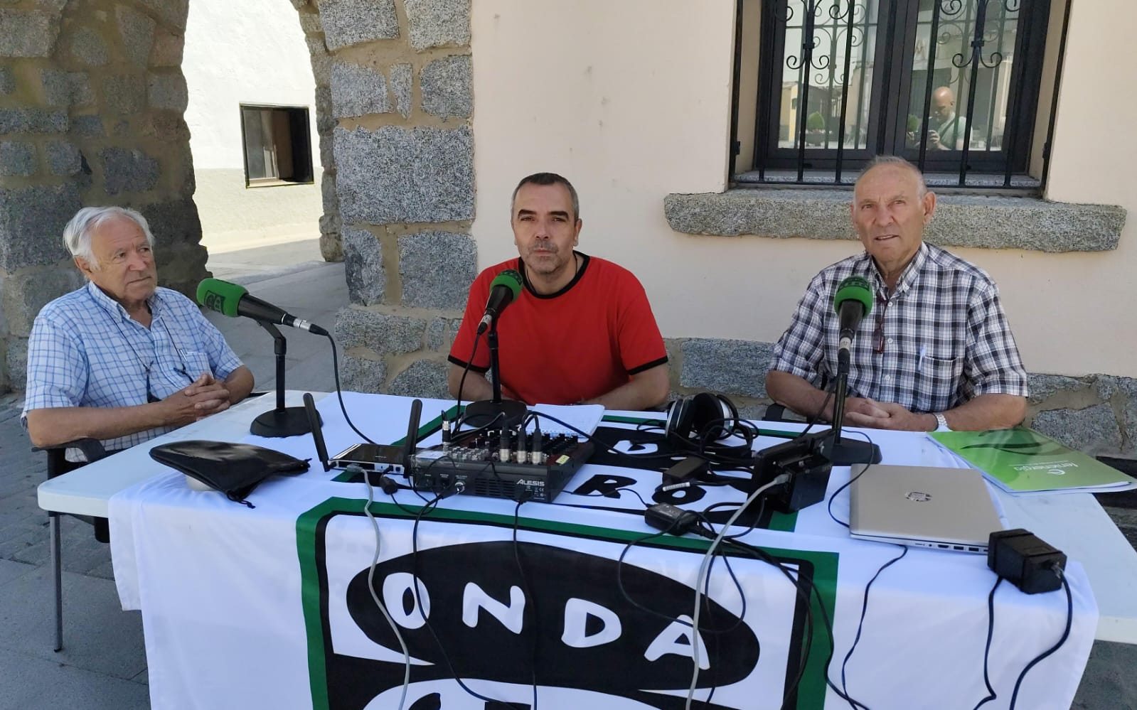 Dos jubilados de Otero nos cuentan como era la vida en los años 40-50 y el sector de la pizarra Dos jubilados de Otero nos cuentan como era la vida en los años 40-50 y el sector de la pizarra