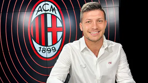 18-7-2025 Luka Jovic, el día de su firma por el Milán 18-7-2025 Luka Jovic, el día de su firma por el Milán