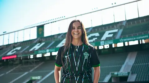 Clara Ferrer continuará en el Elche Femenino por una temporada más. Clara Ferrer continuará en el Elche Femenino por una temporada más.