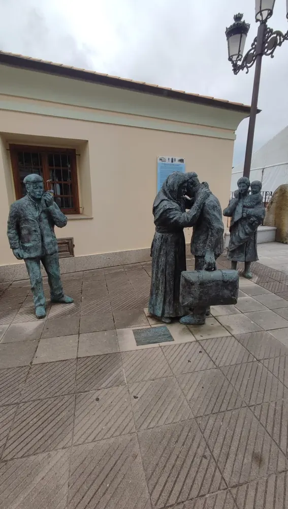 Recuerdo a los emigrantes en Boal Recuerdo a los emigrantes en Boal