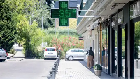 Una señal luminosa de farmacia con la temperatura registrada - Una señal luminosa de farmacia con la temperatura registrada -