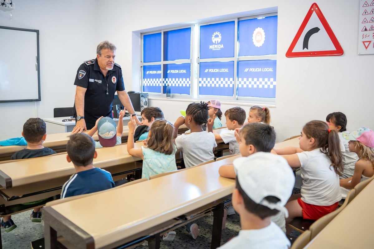 El Centro de Educación Vial de Mérida (CEVIMER) impartió formación a más de 2.500 alumnas y alumnos el curso pasado El Centro de Educación Vial de Mérida (CEVIMER) impartió formación a más de 2.500 alumnas y alumnos el curso pasado