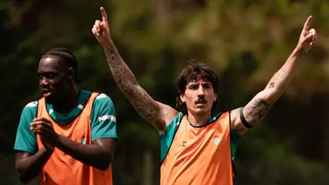 Bellerín celebra un gol durante un entrenamiento con el Betis Bellerín celebra un gol durante un entrenamiento con el Betis
