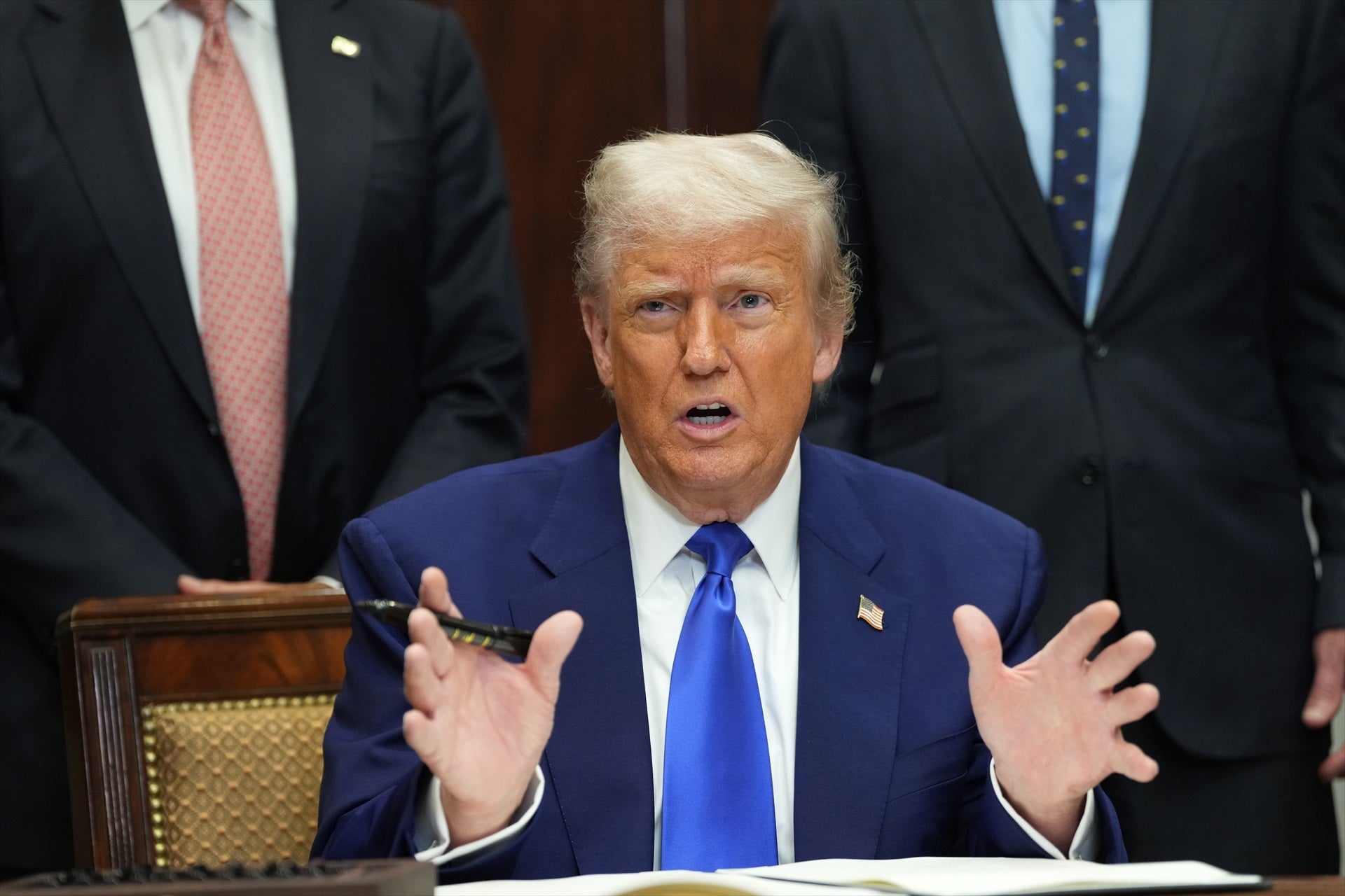 Trump denuncia a 'The Wall Street Journal' por la publicación de un "artículo falso" que señala que escribió a Jeffrey Epstein Trump denuncia a 'The Wall Street Journal' por la publicación de un "artículo falso" que señala que escribió a Jeffrey Epstein