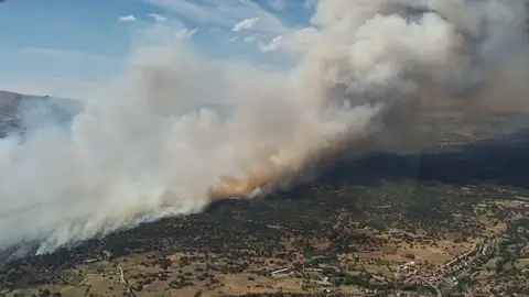 El incendio de Navaluenga (Ávila) se mantiene activo, pero sin avances El incendio de Navaluenga (Ávila) se mantiene activo, pero sin avances