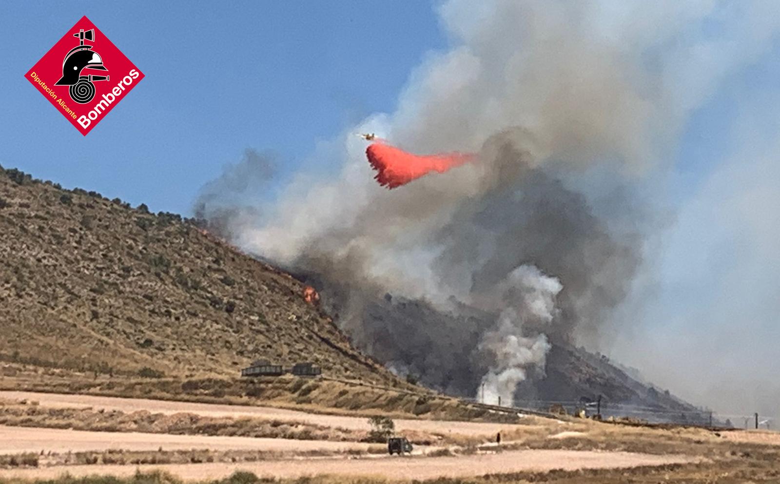 Un incendio forestal en Villena moviliza medios aéreos y terrestres en las labores de extinción Un incendio forestal en Villena moviliza medios aéreos y terrestres en las labores de extinción