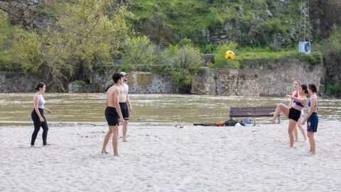 Varias personas en la playa del r&iacute;o Tajo, a 6 de abril de 2025, en Toledo, Castilla-La Mancha (Espa&ntilde;a).