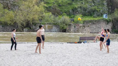 Varias personas en la playa del río Tajo, a 6 de abril de 2025, en Toledo, Castilla-La Mancha (España). Varias personas en la playa del río Tajo, a 6 de abril de 2025, en Toledo, Castilla-La Mancha (España).