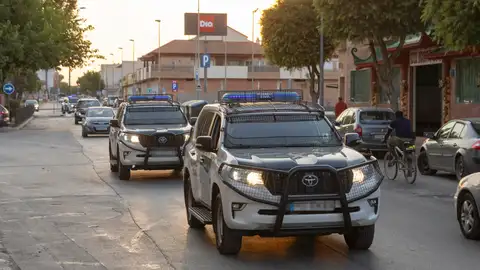 Agentes de la Guardia Civil patrullan por el barrio de San Antonio de Torre Pacheco. Agentes de la Guardia Civil patrullan por el barrio de San Antonio de Torre Pacheco.