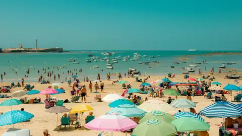 Una playa repleta de turistas Una playa repleta de turistas