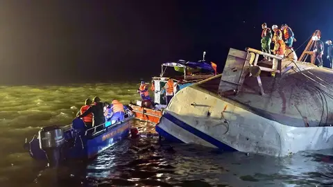 Al menos 37 muertos tras volcar una embarcación turística en Vietnam Al menos 37 muertos tras volcar una embarcación turística en Vietnam