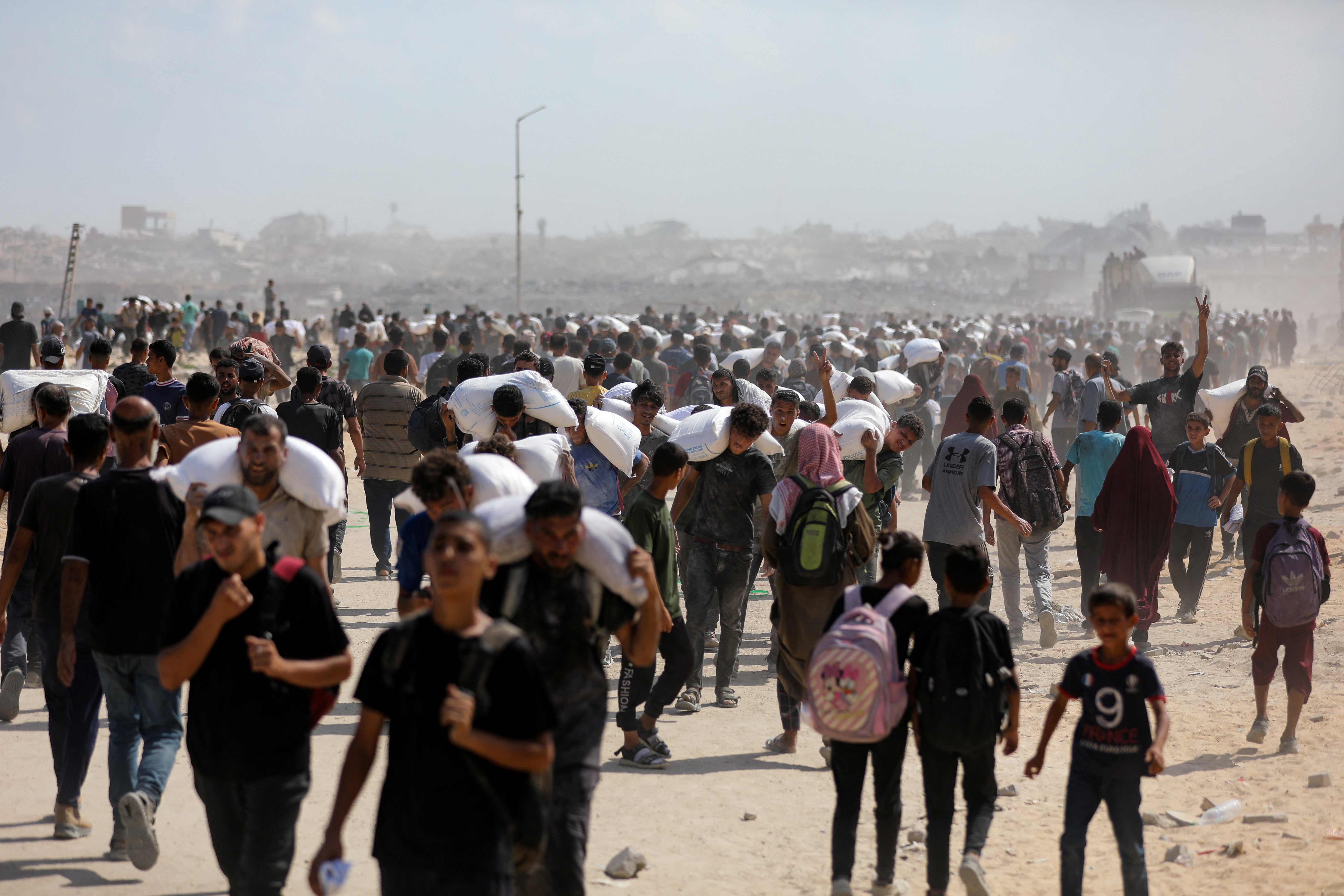 Al menos 54 gazatíes han muerto cuando esperaban al reparto de ayuda: la UNRWA exige que Israel levante "el asedio" Al menos 54 gazatíes han muerto cuando esperaban al reparto de ayuda: la UNRWA exige que Israel levante "el asedio"