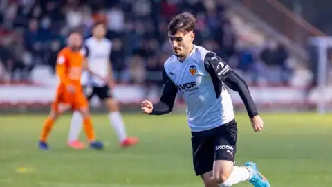 El lateral izquierdo David Ruiz, en un partido con el filial del Valencia. El lateral izquierdo David Ruiz, en un partido con el filial del Valencia.