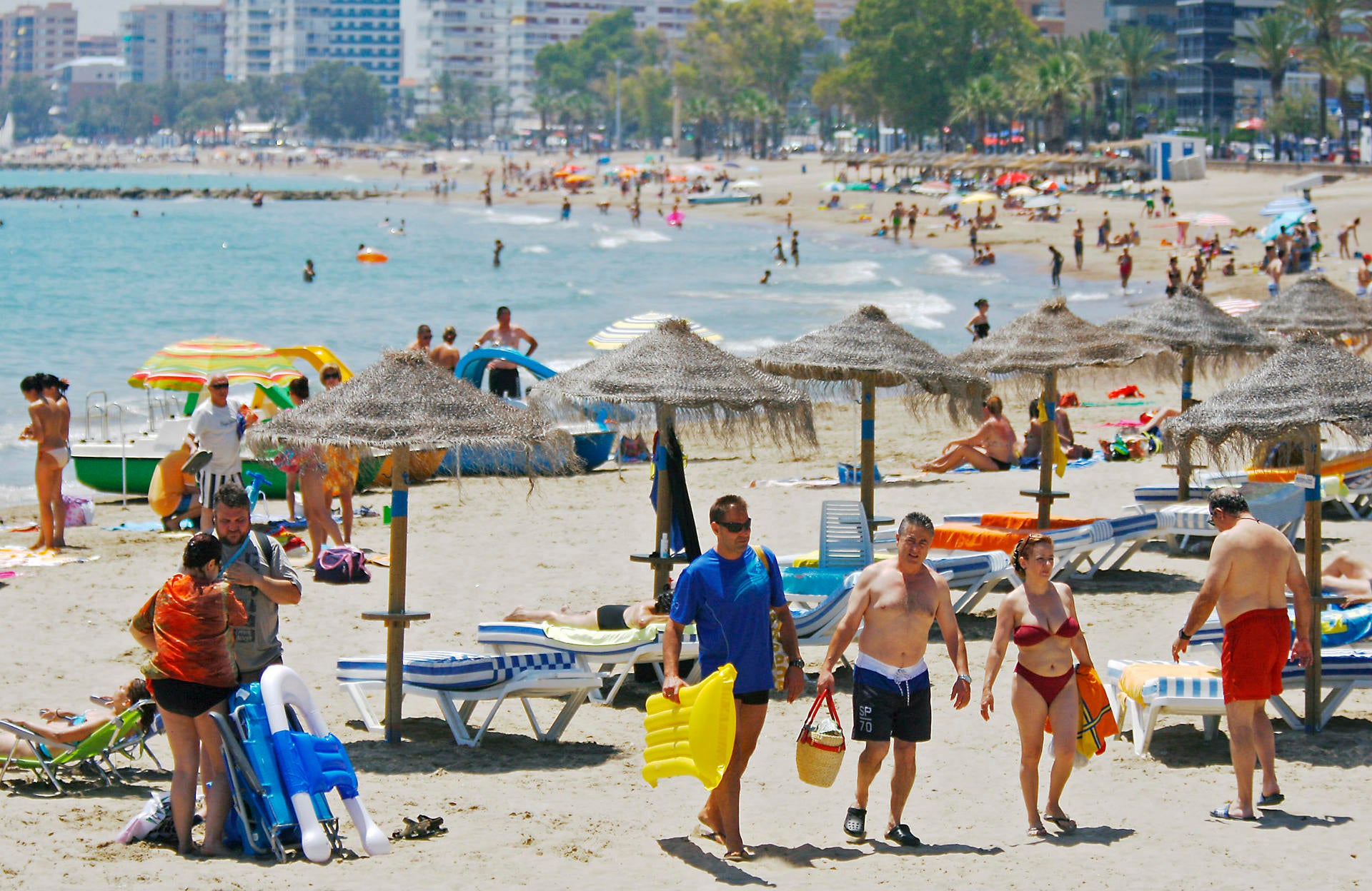 Rescatan a un bañista en parada cardíaca en Benicàssim tras caer de un patinete acuático Rescatan a un bañista en parada cardíaca en Benicàssim tras caer de un patinete acuático