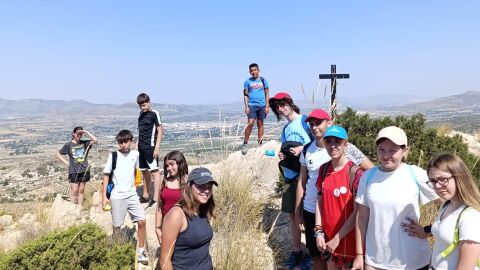 60 j&oacute;venes de Petrer practican voluntariado en el entorno natural de Caprala.