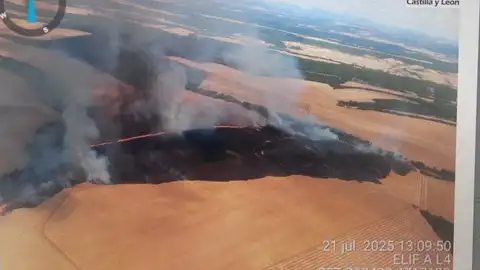 Los incendios de Paredes de Monte y Villasur bajan a nivel 0 .