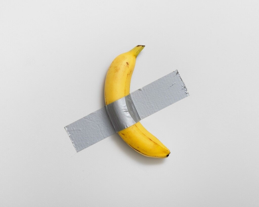 Un visitante se come la banana de Cattelan expuesta en el Pompidou-Metz Un visitante se come la banana de Cattelan expuesta en el Pompidou-Metz