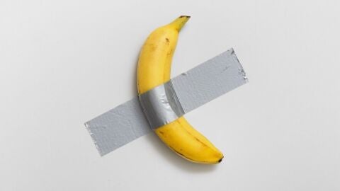 Un visitante se come la banana de Cattelan, una obra valorada en 6,2 millones de euros