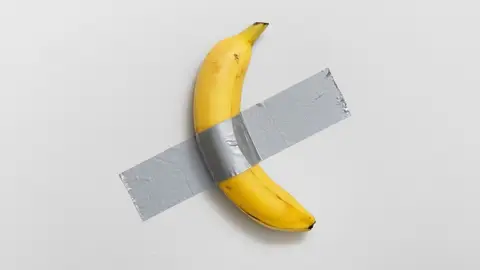 Un visitante se come la banana de Cattelan, una obra valorada en 6,2 millones de euros Un visitante se come la banana de Cattelan, una obra valorada en 6,2 millones de euros