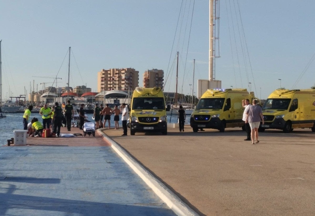 El niño de nueve años herido por la hélice de una embarcación en La Manga está grave; la mujer, estable El niño de nueve años herido por la hélice de una embarcación en La Manga está grave; la mujer, estable