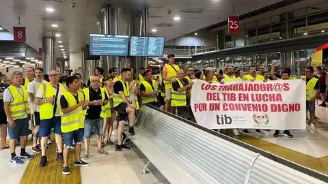 Los trabajadores del TIB, durante las protestas en la Estación Intermodal de Palma, en la segunda jornada de huelga. Los trabajadores del TIB, durante las protestas en la Estación Intermodal de Palma, en la segunda jornada de huelga.