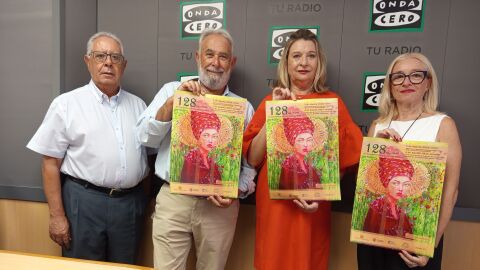 La presidenta de la Real Orden con el vicepresidente y los autores del cartel y la escultura conmemorativa 