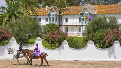 Imagen de archivo de caballistas paseando por el Palacio de Las Marismillas Imagen de archivo de caballistas paseando por el Palacio de Las Marismillas