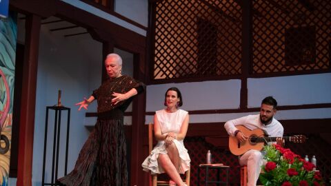 La bailaora Cristina Hoyos (i), y la directora del Festival de Teatro de Almagro, Irene Pardo (c), durante el acto inaugural del 48&ordm; Festival Internacional de Teatro Cl&aacute;sico de Almagro,