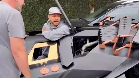 Neymar se compra un Batmóvil por 1,3 millones y no puede ni sacarlo a la calle Neymar se compra un Batmóvil por 1,3 millones y no puede ni sacarlo a la calle