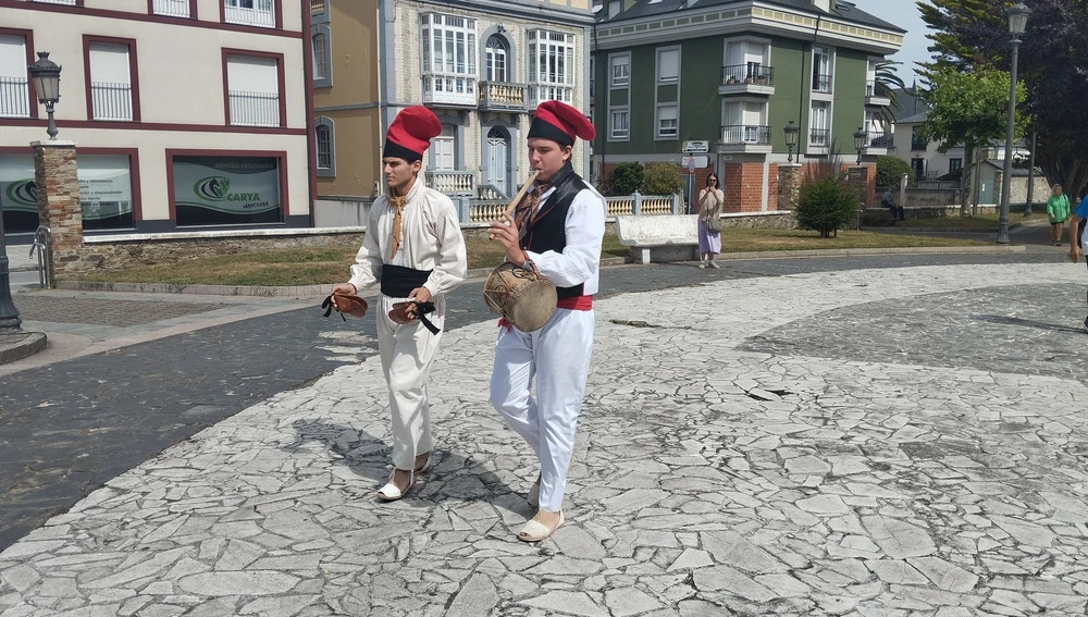 El evento contó con dos sonadors y balladors de la isla El evento contó con dos sonadors y balladors de la isla
