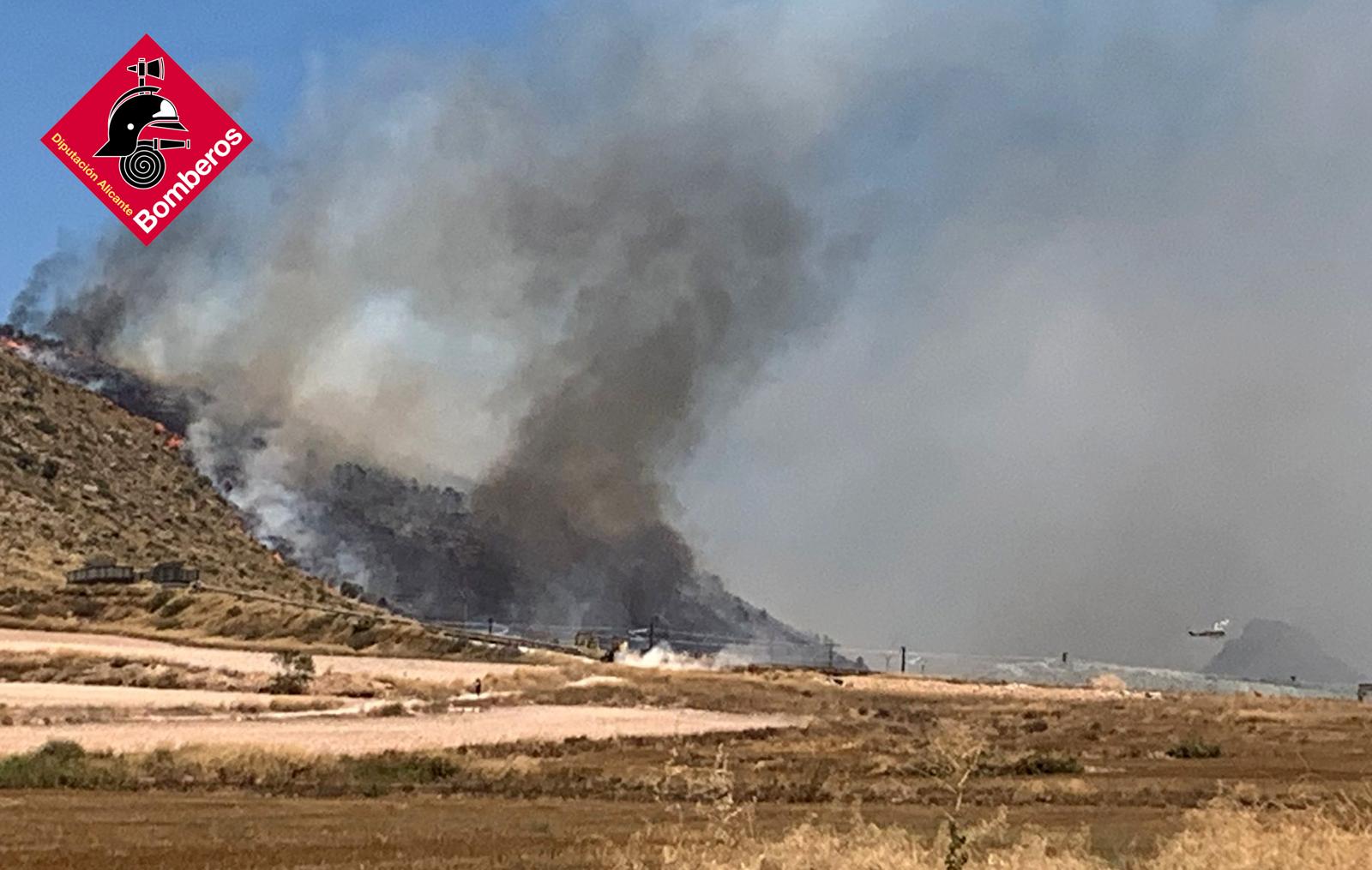 Controlado el incendio forestal que ha calcinado en Villena 56 hectáreas Controlado el incendio forestal que ha calcinado en Villena 56 hectáreas