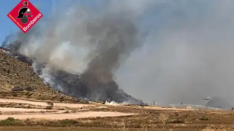 Controlado el incendio forestal que ha calcinado en Villena 56 hectáreas Controlado el incendio forestal que ha calcinado en Villena 56 hectáreas