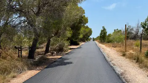 Santa Pola renueva el asfalto de acceso al faro con una inversión de 40.000 euros. Santa Pola renueva el asfalto de acceso al faro con una inversión de 40.000 euros.