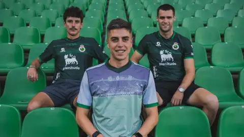Íñigo Sainz-Maza, Mantilla y Sangalli fueron los encargados de presentar la segunda camiseta para este curso 2025/26 Íñigo Sainz-Maza, Mantilla y Sangalli fueron los encargados de presentar la segunda camiseta para este curso 2025/26