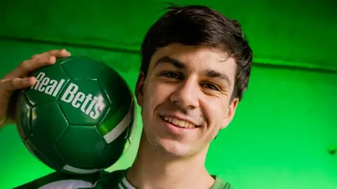 Gonzalo Petit posa con la camiseta y el balón del Betis Gonzalo Petit posa con la camiseta y el balón del Betis