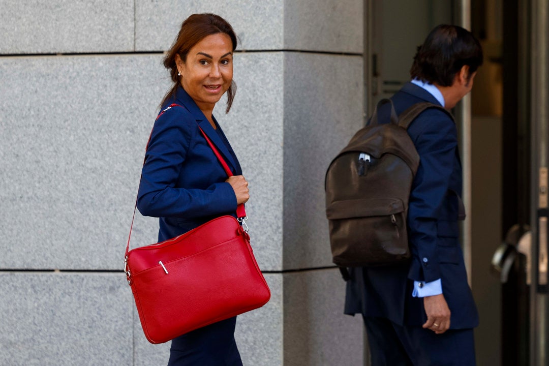 La expresidenta de Adif y el ex director de Carreteras niegan las adjudicaciones y el juez les prohíbe salir de España La expresidenta de Adif y el ex director de Carreteras niegan las adjudicaciones y el juez les prohíbe salir de España