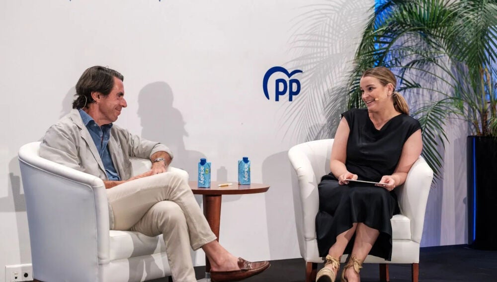 José María Aznar y Marga Prohens en la conferencia