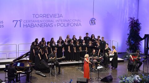 Actuaci&oacute;n de Sole Gim&eacute;nez en la apertura del 71&ordm; Certamen de Habaneras de Torrevieja