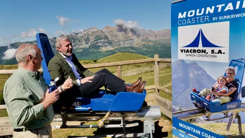 El presidente Azcón ha asistido a la puesta de la primera piedra del tobogán de Panticosa El presidente Azcón ha asistido a la puesta de la primera piedra del tobogán de Panticosa
