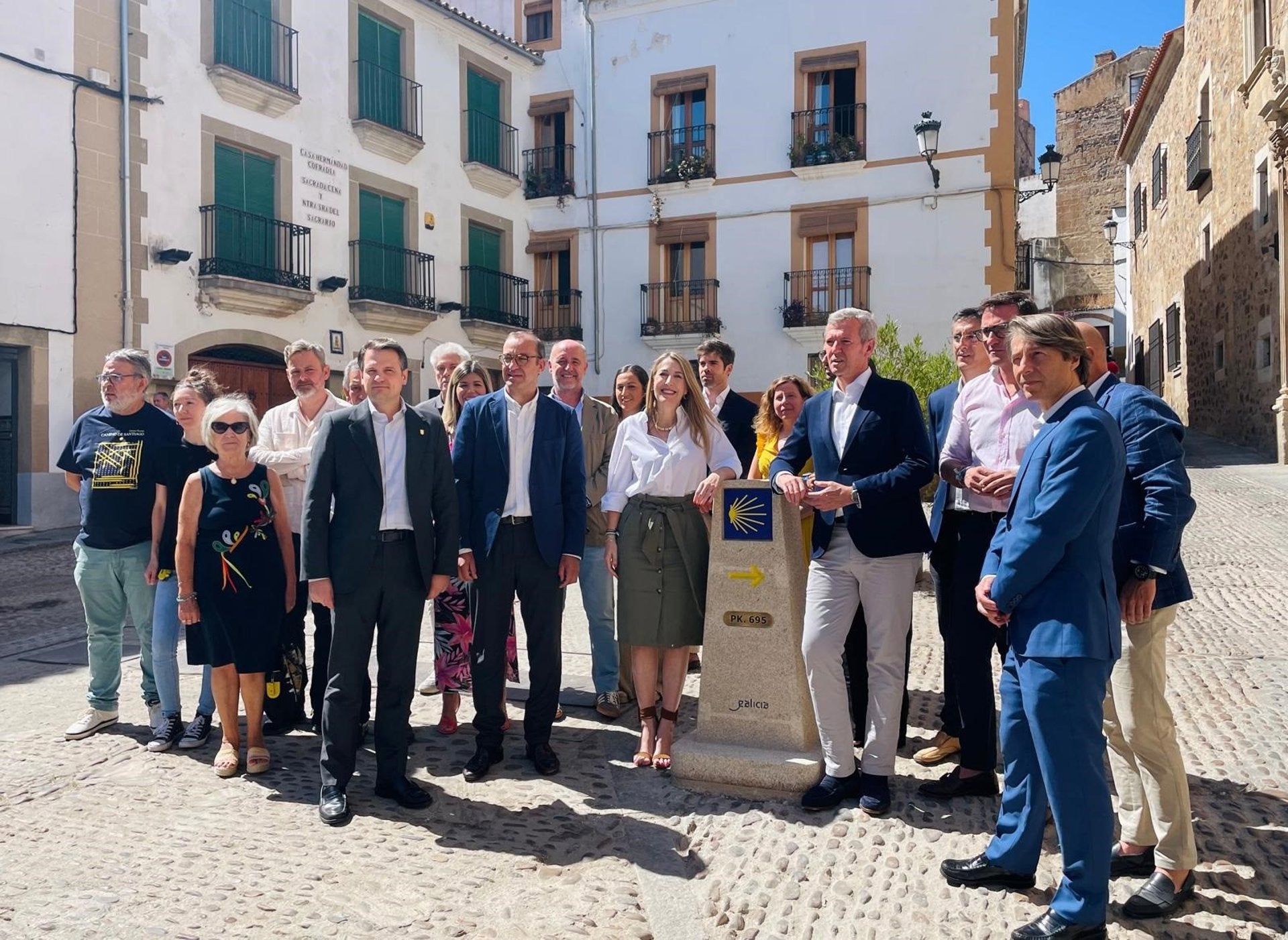 Cáceres incorpora un hito Xacobeo que marca los 695 kilómetros entre la Plaza de Santiago y la Plaza del Obradoiro Cáceres incorpora un hito Xacobeo que marca los 695 kilómetros entre la Plaza de Santiago y la Plaza del Obradoiro