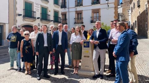 C&aacute;ceres incorpora un hito Xacobeo que marca los 695 kil&oacute;metros entre la Plaza de Santiago y la Plaza del Obradoiro