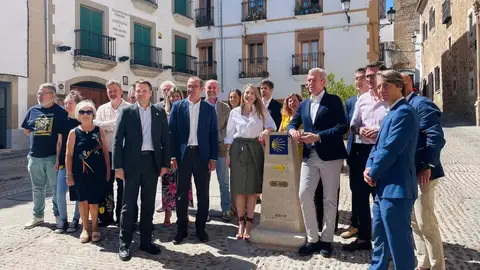 Cáceres incorpora un hito Xacobeo que marca los 695 kilómetros entre la Plaza de Santiago y la Plaza del Obradoiro Cáceres incorpora un hito Xacobeo que marca los 695 kilómetros entre la Plaza de Santiago y la Plaza del Obradoiro
