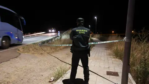 Un agente de la Guardia Civil en el lugar de los hechos Un agente de la Guardia Civil en el lugar de los hechos